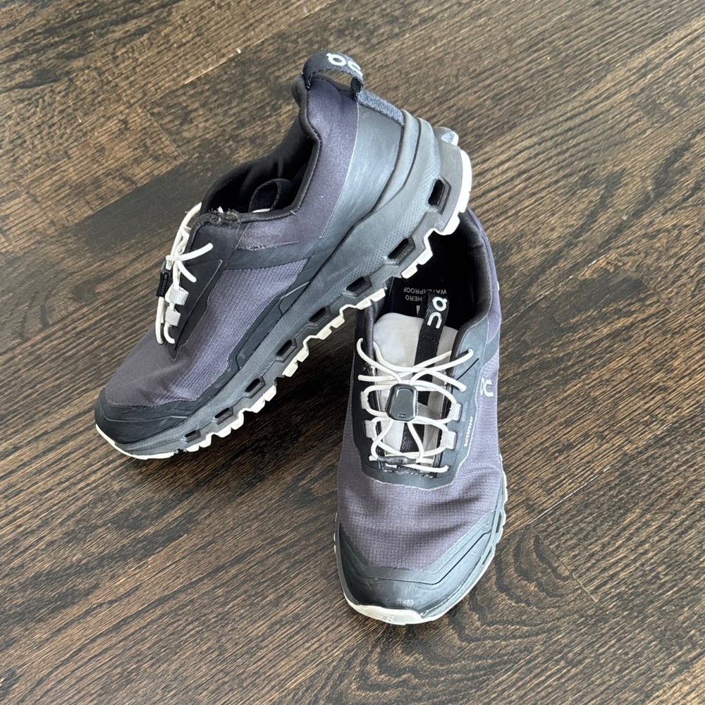 On Running Kids Trail Sneakers in Black and Gray